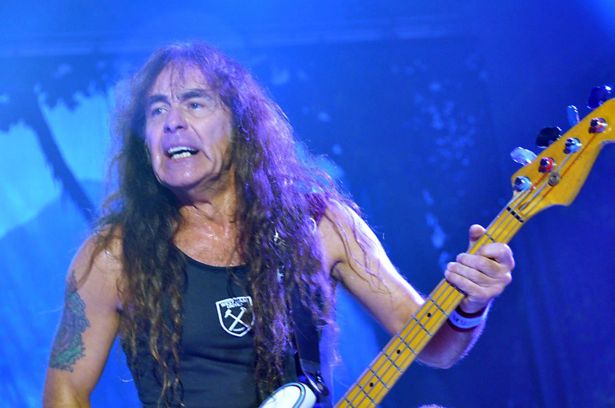 Iron Maiden – Der Bassist und Bandchef singt wie gewohnt jede Zeile mit.