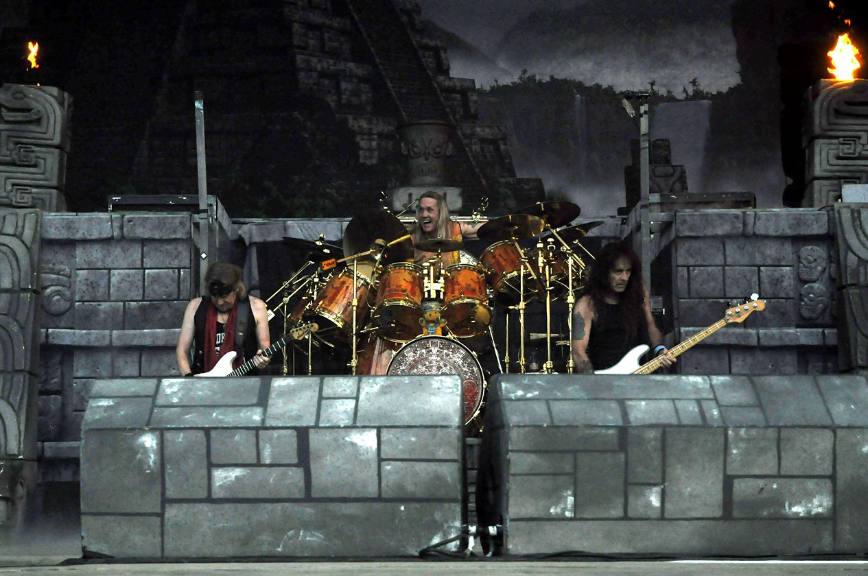 Iron Maiden – Bruce Dickinson und Co. rockten den Genfer See – Auch Schlagzeuger Nicko McBrain schaute gelegentlich über den Rand seines beeindruckenden Kits.