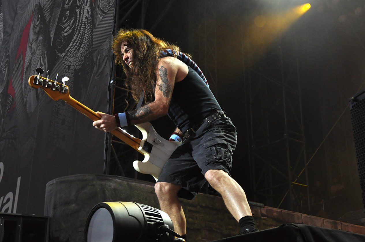 Iron Maiden – Bruce Dickinson und Co. rockten den Genfer See – Bandleader Harris hatte Publikum und Band fest im Griff.