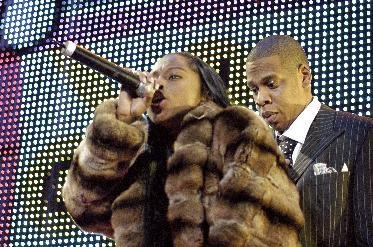 Jay-Z rockte bei seiner letzten Show überhaupt den New Yorker Madison Square Garden. Und alle waren gekommen. – Foxy Brown im Pelz! Selbst Jay-Z scheint beeindruckt.