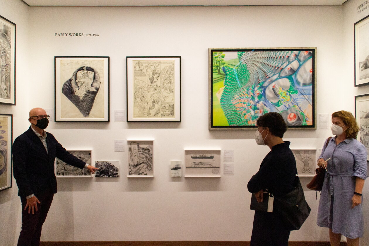 Jean Michel Jarre – Jean-Michel Jarre bei der Ausstellungseröffnung im Berliner Museum für Architekturzeichnung. – Kurator Dr. Neil Bingham zeigt Fishers frühe Werke.