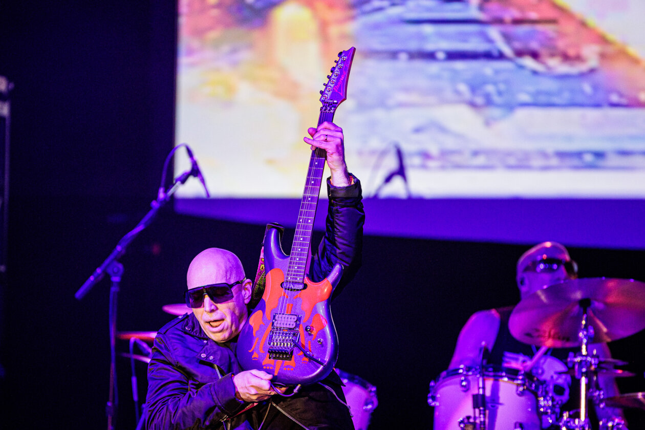 Joe Satriani Joe Satriani. (4/23) Bei ihm gingen sie in die Lehre