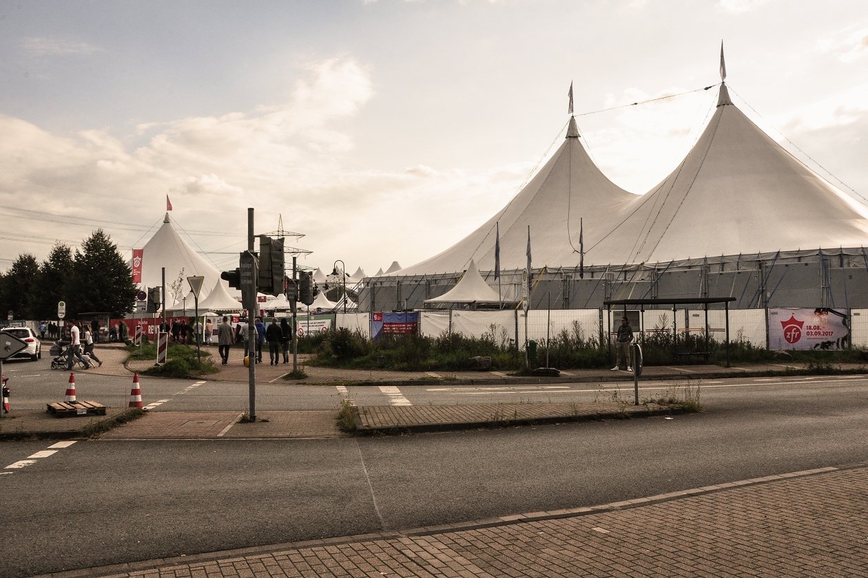 Bochum schlägt die Zelte auf und lädt zum Kulturfestival an den Kemnader See. Bevor die 257ers die Hauptbühne beschallen, gibt sich Judith Holofernes im kleinen Rahmen die Ehre. – Zeltfestival Ruhr.