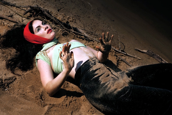 Julia Marcell im Sand. – Julia Anno 2011