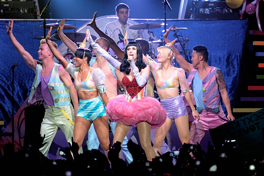 Katy Perry – Ein zuckersüßer Albtraum aus pinker Deko und altbekannten Hits – Ärmchen links...