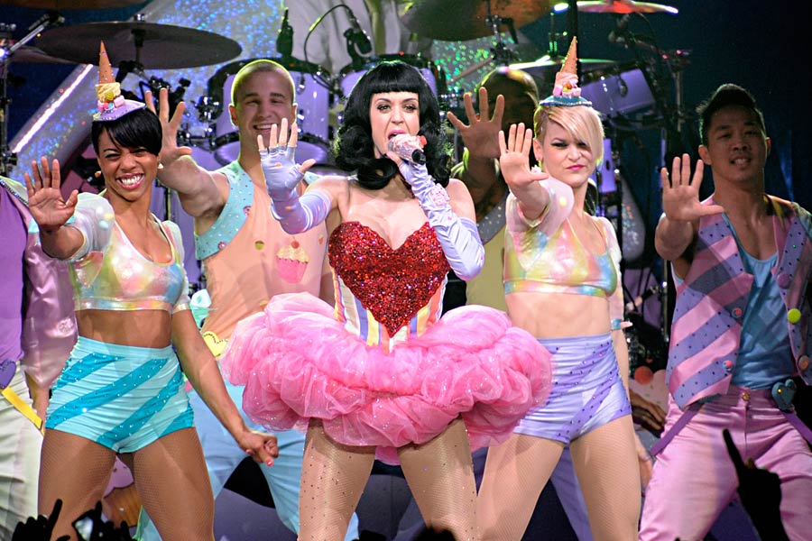 Katy Perry – Ein zuckersüßer Albtraum aus pinker Deko und altbekannten Hits – Im Rosa Puschelkleidchen singt Katy gelassen ihre Songs runter