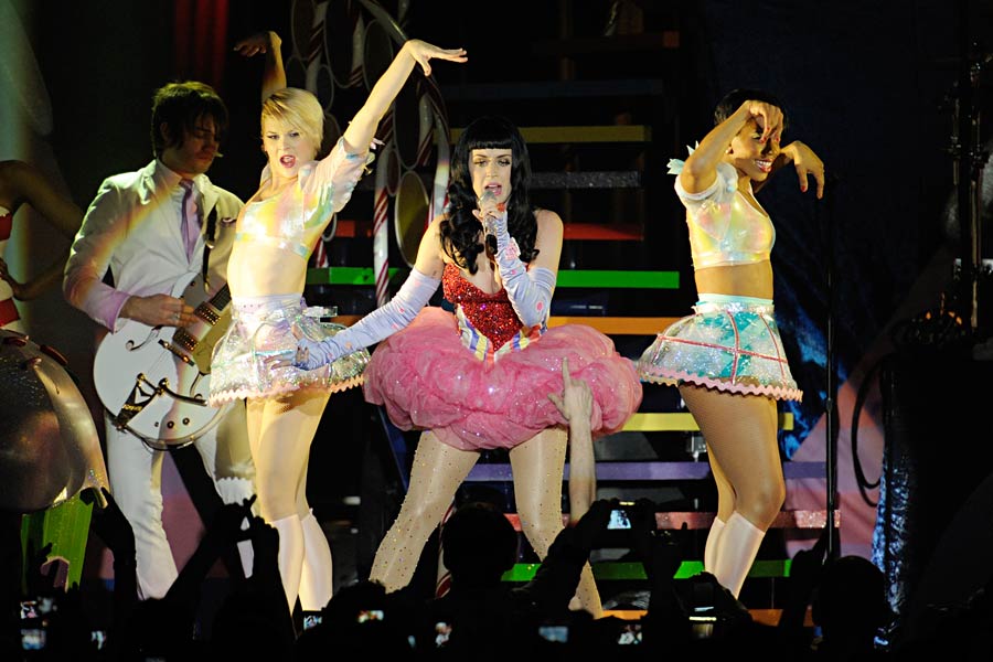 Katy Perry – Ein zuckersüßer Albtraum aus pinker Deko und altbekannten Hits – ...und schnell noch hüpfen - fertig ist dei Katy-Show