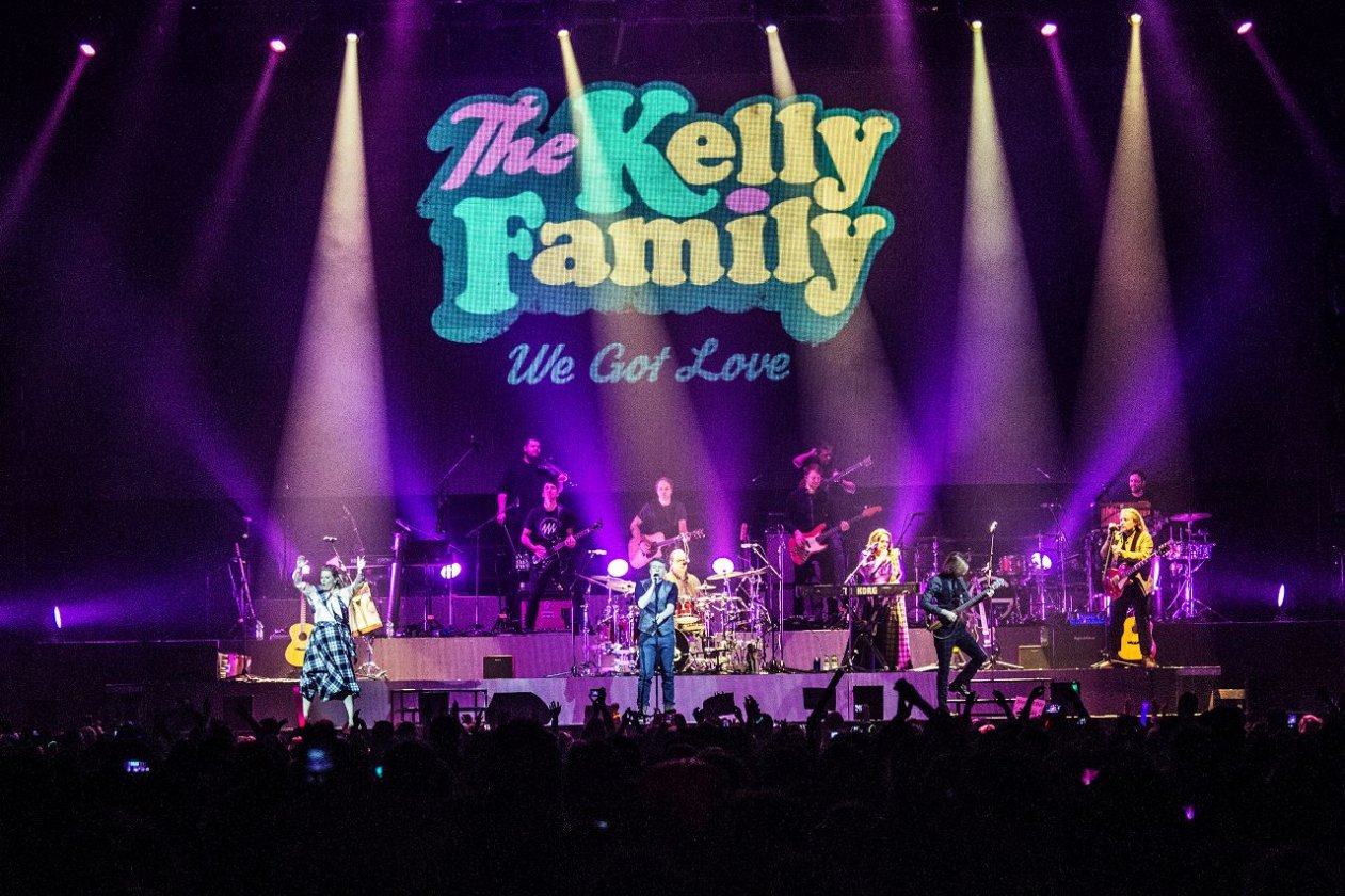 Kelly Family – Von der Fußgängerzone aufs Hausboot in die Lanxess Arena. Die K-Familie kehrt zurück nach Köln. – Sie sind wieder da!