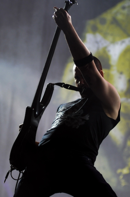 Killswitch Engage – Eine der wichtigsten Metalcore-Bands gibt sich die Ehre. – Basser Mike D'Antonio in klassischer Rockstar-Pose.