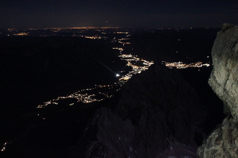 Eisbrecher – Garmisch-Partenkirchen bei Nacht.