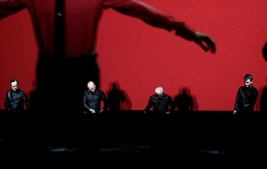 Kraftwerk – Drei Konzerte an zwei Tagen: Die Menschmaschinen stöpseln in der Alten Kongresshalle ein. – 3D-Action in der Alten Kongresshalle.