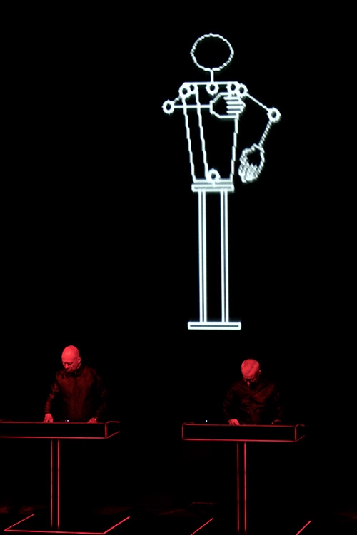 Kraftwerk – Drei Konzerte an zwei Tagen: Die Menschmaschinen stöpseln in der Alten Kongresshalle ein. – Ohne Visuals gehts nicht.