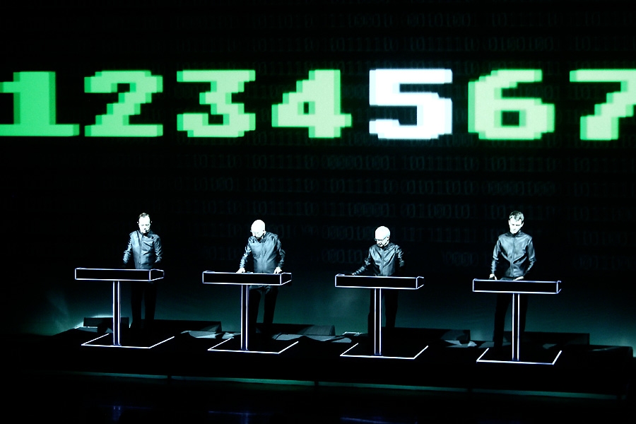 Kraftwerk – Drei Konzerte an zwei Tagen: Die Menschmaschinen stöpseln in der Alten Kongresshalle ein. – Wir singen 1,2,3,4!