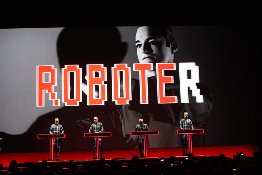 Kraftwerk gratulieren zum 25-jährigen Jubiläum der Institution. – Die Roboter.