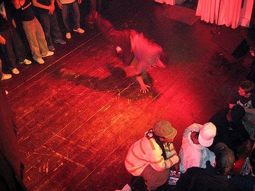 27 Jahre nach der Unterzeichnung des ersten Majorlabel-Vertrags eines Rappers lässt Kurtis Blow die Old School wieder aufleben. – ...während Breakdance-Legende Iron Monkey die Bühne zerlegt.