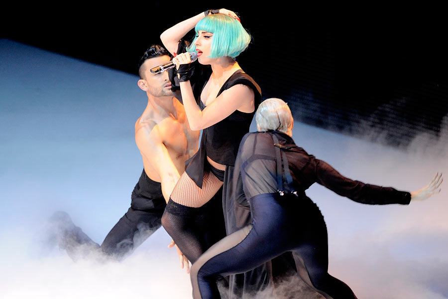 Lady Gaga lässt die Topmodels blass aussehen! – Auf der Bühne dann wie immer viel Show und Kulisse