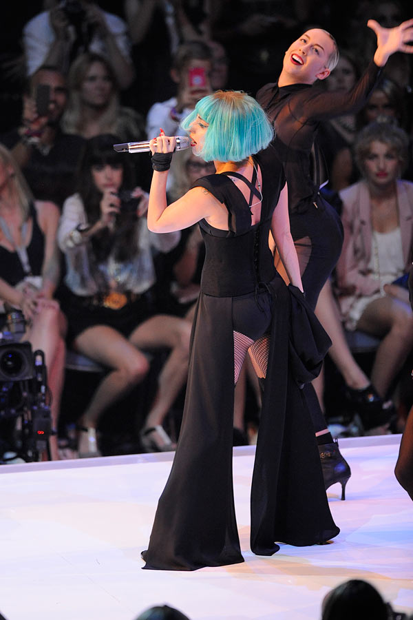 Lady Gaga lässt die Topmodels blass aussehen! – Gegen die Show von Lady Gaga kamen Keri Hilson und Caro Emerald nicht an...