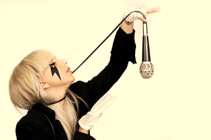 Lady Gaga – Konsequent gestylt in die Charts. – Gesang? Nebensache!
