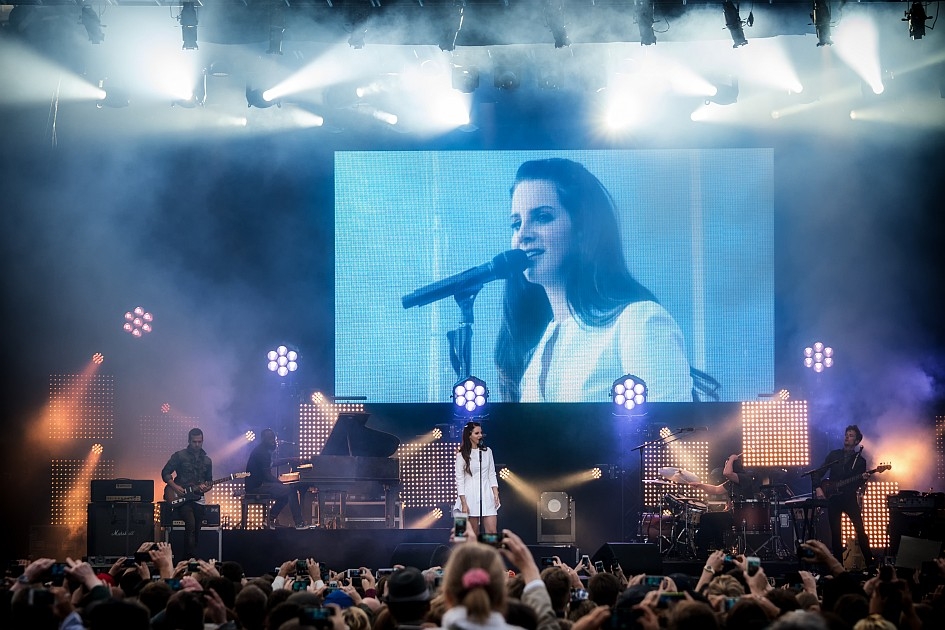 Lana Del Rey – Im kurzen Weißen beim  einzigen Konzert in Deutschland. – Auf der leinwand.