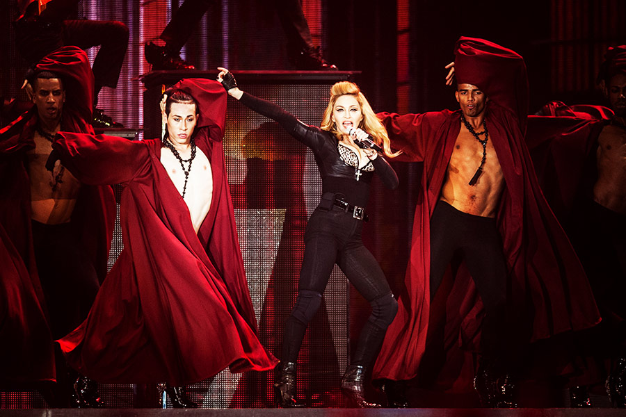 Madonna kommt, und die Massen ticken aus. Vor allem, weil sie ewig auf sich warten ließ. – Unter wildem Bassgebrabbel und Glockenschlägen ...