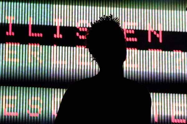 Massive Attack – Die Groove-Opis schleppten eine gigantische Matrix-Leinwand aufs Southside. – No take a rest