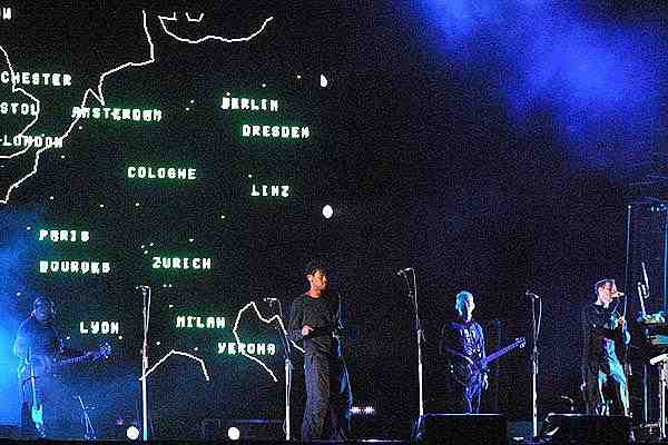 Massive Attack – Die Groove-Opis schleppten eine gigantische Matrix-Leinwand aufs Southside. – Won't lie and say this lovin's best