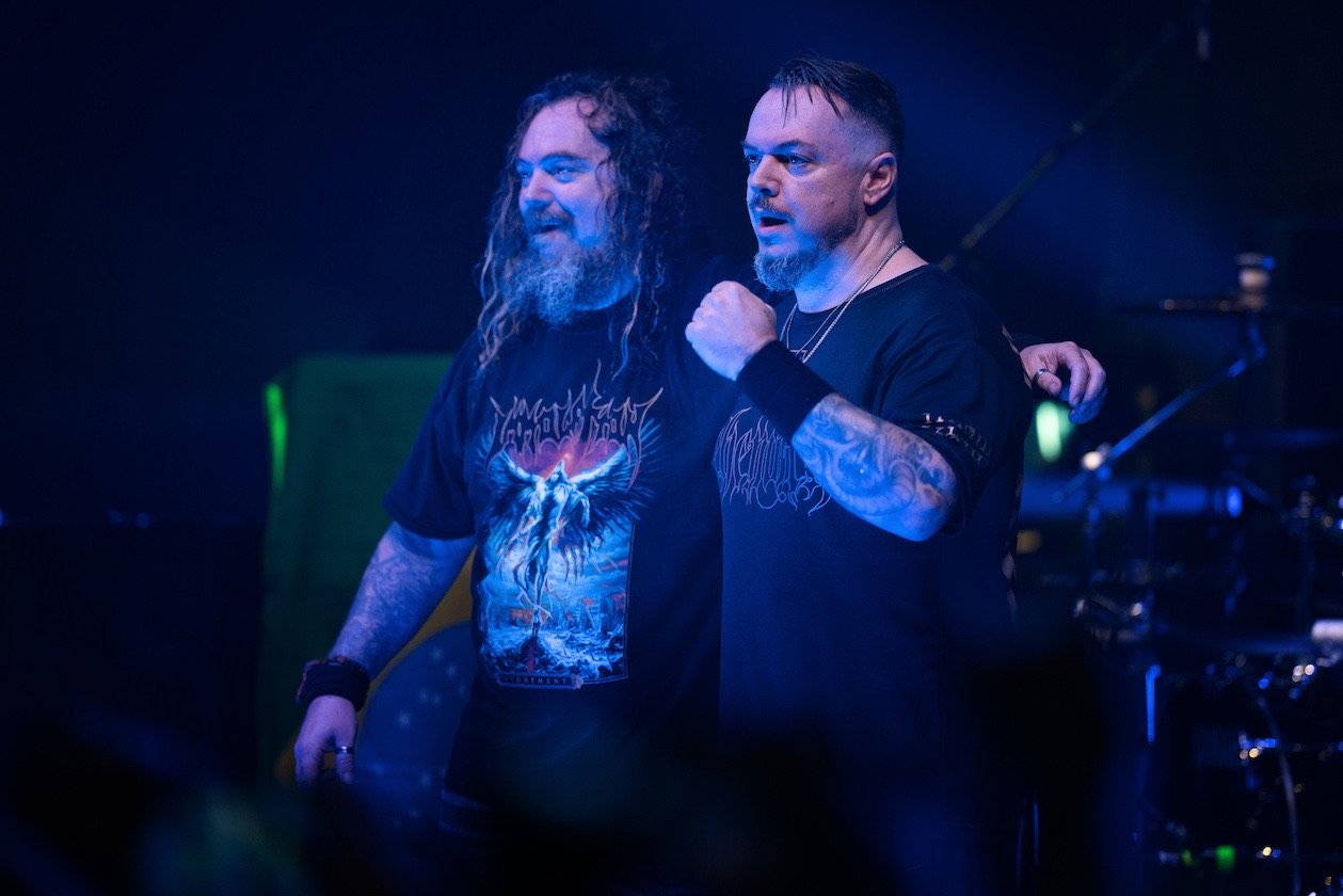 Max & Igor Cavalera – Die Metal-Brüder spielen vor ausverkauftem Haus legendäres Sepultura-Material. – Metal-Bros.