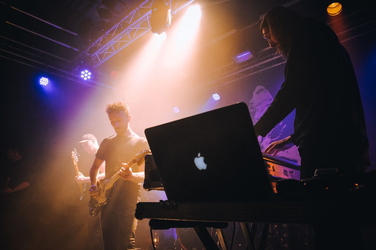 Livemusik ist zurück – Maybeshewill auch. Mit ihrem ersten Gig seit vier Jahren starten die Post-Rocker ihre Tournee in Köln. – Stimmung! (rechts: Matthew Daly.)