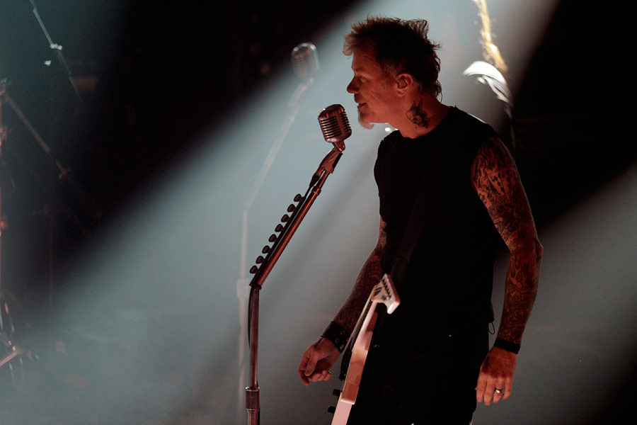Lou Reed, Metallica, 400 Fans und ein Fernsehstudio: Ein Abend voller Fragen. – James Hetfield half am Mikro aus.