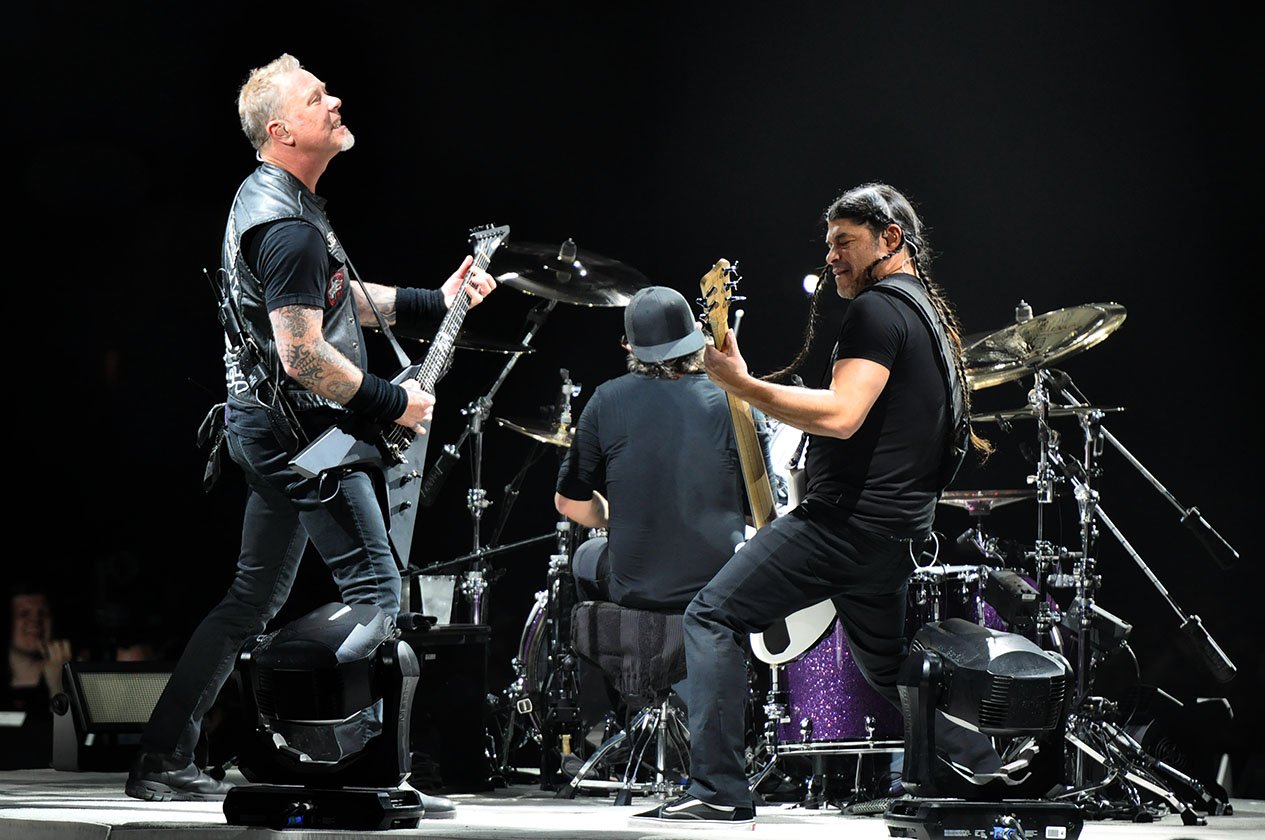 Metallica – Ein intimer und intensiver Auftritt vor 15.000 Zuschauern. – Hetfield, Ulrich (von hinten), Trujillo.