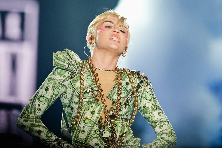 Miley Cyrus – Ein kleines bisschen Pornoshow. – Money, money, money.