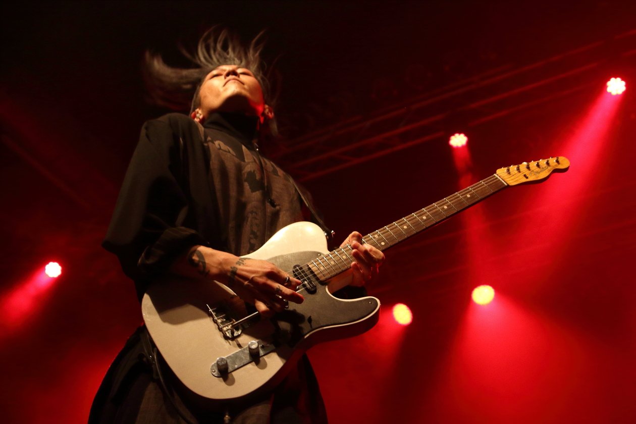Miyavi – Seit 15 Jahren solo unterwegs: der Samurai-Gitarrist! – Firebird.
