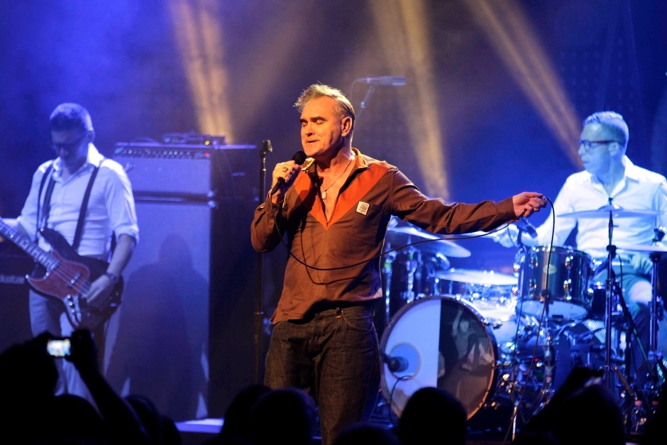 Nach 90 Minuten bricht er das Konzert ab: Morrissey live in Essen. – Fans stürmten wie zu alten Zeiten die Bühne, um ihr Idol zu berühren.