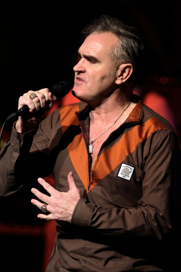 Nach 90 Minuten bricht er das Konzert ab: Morrissey live in Essen. – Morrissey tritt auf und die Fans jubeln ihm zu.