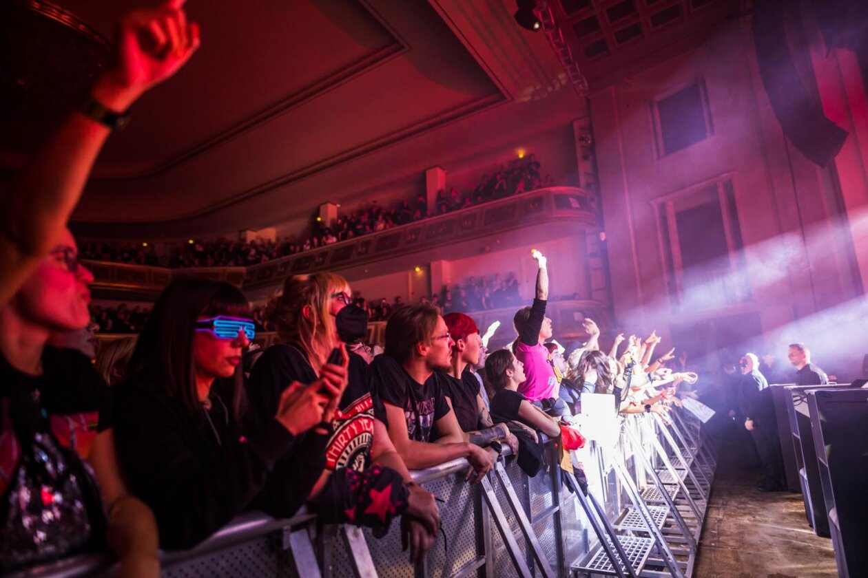 Muse – Mal im etwas kleineren Rahmen: Matthew Bellamy und Co. beim letzten Gig ihrer "October Theatre Tour" im Herbst in der Hauptstadt. – Fans.