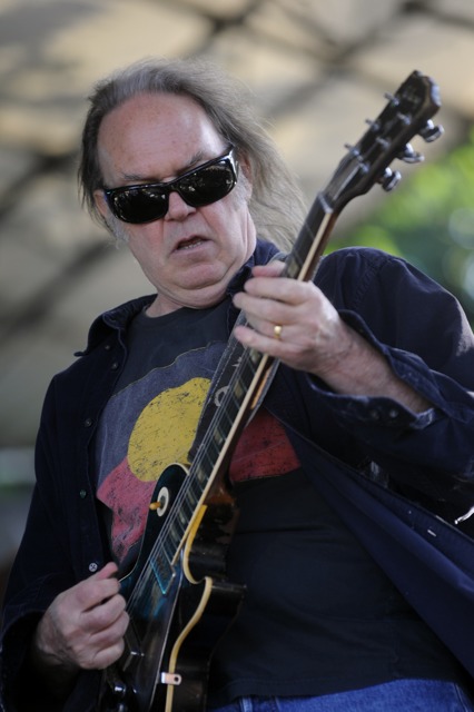 Neil Young – "Keep On Rocking In A Free World" am Tanzbrunnen. – ...l aut und brachial - das Publikum nahms staunend an.