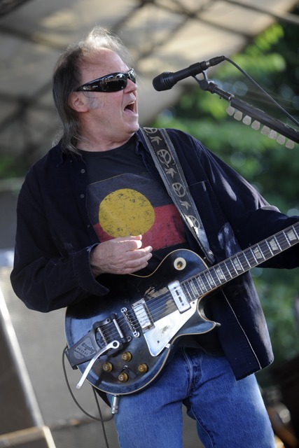 Neil Young – "Keep On Rocking In A Free World" am Tanzbrunnen. – ... und als letzte Zugabe "A Day In The Life" von den Beatles.