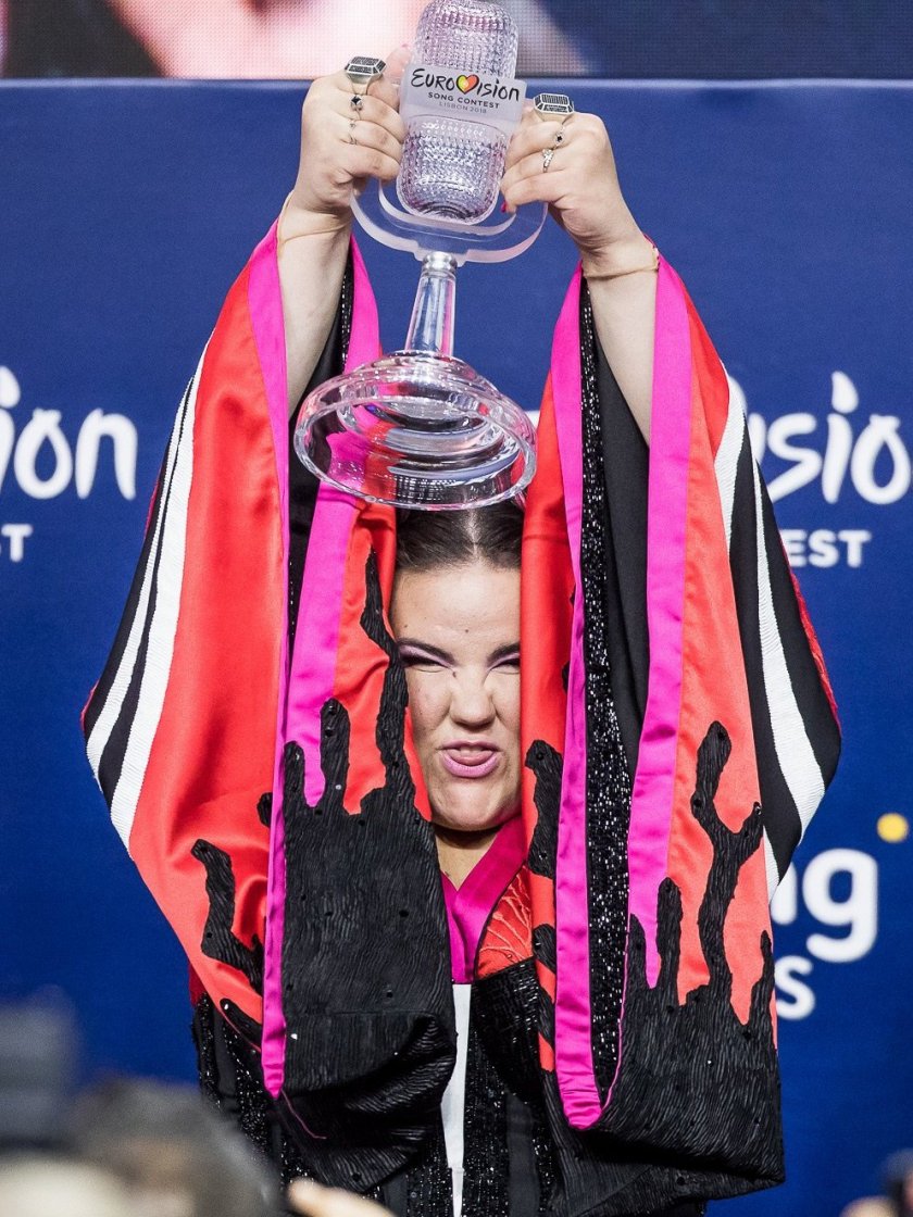 Netta Barzilai gewinnt den Song Contest Eurovision 2018 in Lissabon – Am Ziel: Netta Barzilai stemmt den 'Pokal'