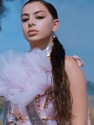 Charli XCX: Neues Video zu "White Mercedes" – laut.de – News