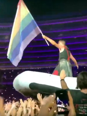 Gegen Homophobie: Rammstein zeigen Regenbogenflagge