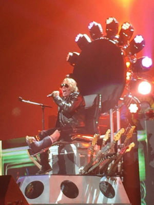 Guns N' Roses: Dave Grohl leiht Axl Rose seinen Thron