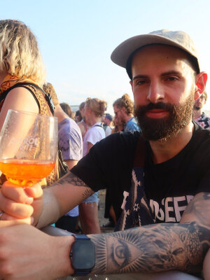 Maifeld Derby: Wenn dehydriert, dann im Synthie-Pop-Rausch