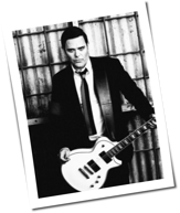 Metalsplitter: Rammstein-Gitarrist im Federkleid