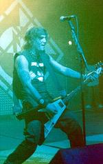 Metalsplitter: Rob Flynn feiert in Frauenklamotten