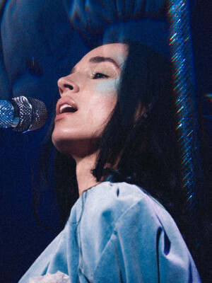 Poppy in Frankfurt: Inszenierung trifft Persönlichkeit