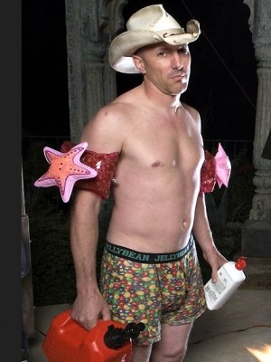 Schuh-Plattler: Keenan mit Tool im Studio