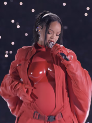 Super Bowl LVII: Rihanna überrascht mit Babybauch 