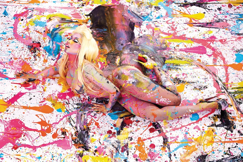 Nicki Minaj – Wildes Actionpainting! – ... "Sex Sells" auf die Fahnen.