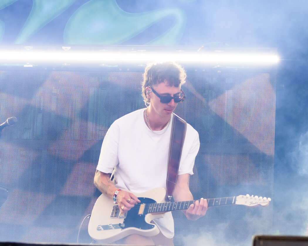 Nina Chuba – On guitar. (9/18) – Die deutsche Rapperin und Sängerin hat ...