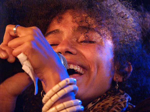 Am 11. Mai 2008 feiert Nneka ihren Tour-Auftakt im "Salzhaus" Winterthur. – 